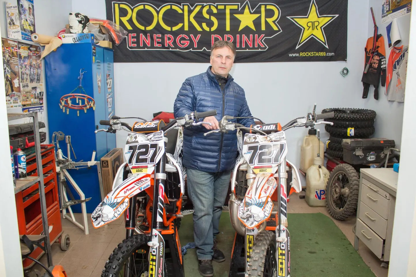 Valga motoklubi juhatuse liikme ja ettevõtja Einar Petersoni poeg Mark Peterson, kelle tsikleid mees näitab, on motokrossis edukas noorsportlane. Omal ajal võistles ka Einar Peterson nii krossis kui ringrajasõidus.
