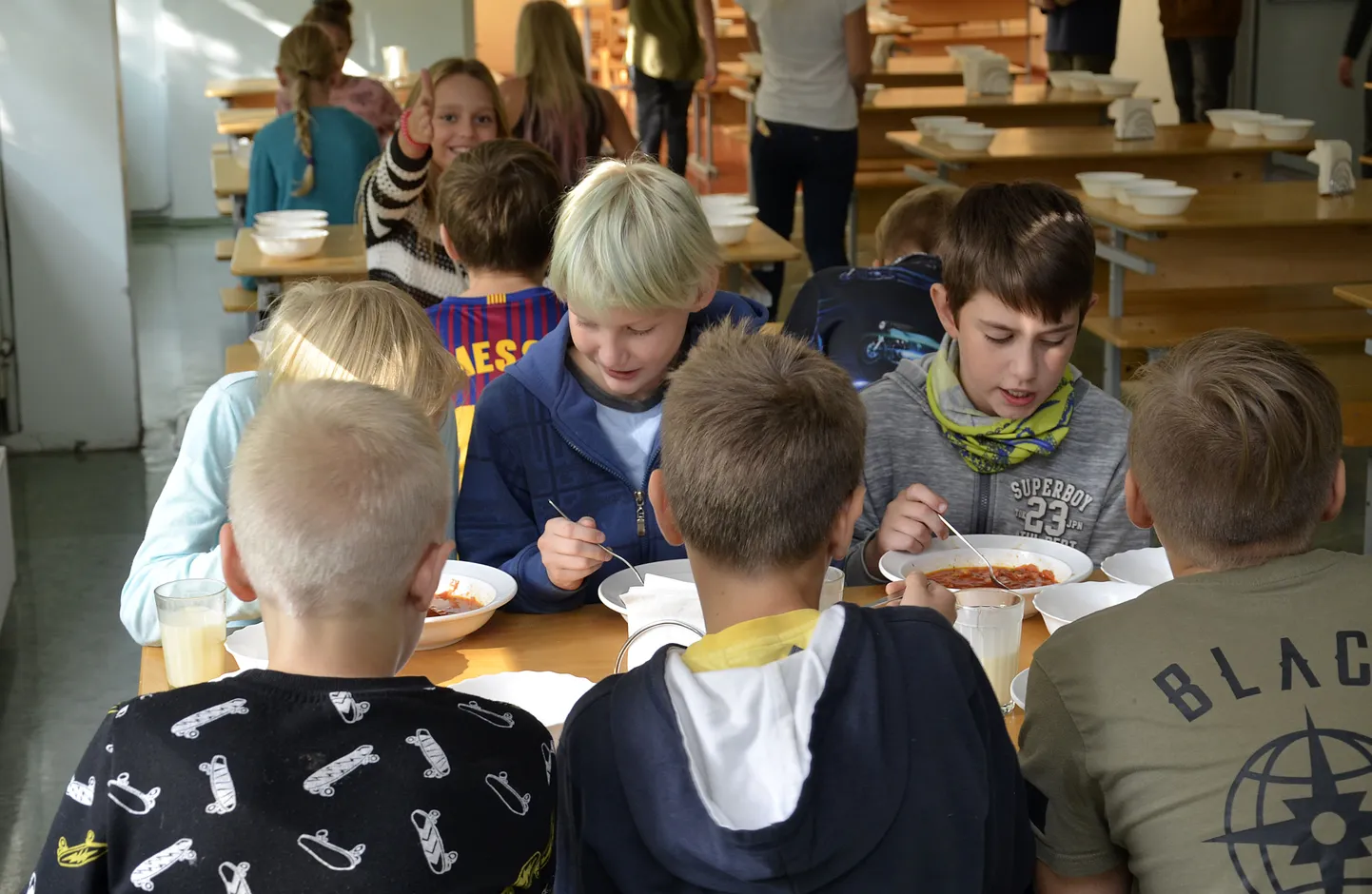 Laste meeleolu koolisööklas ei sõltu tavaliselt seal pakutava toidu kvaliteedist. See foto on illustratiivne ega ole käesoleva artikliga otseselt seotud.