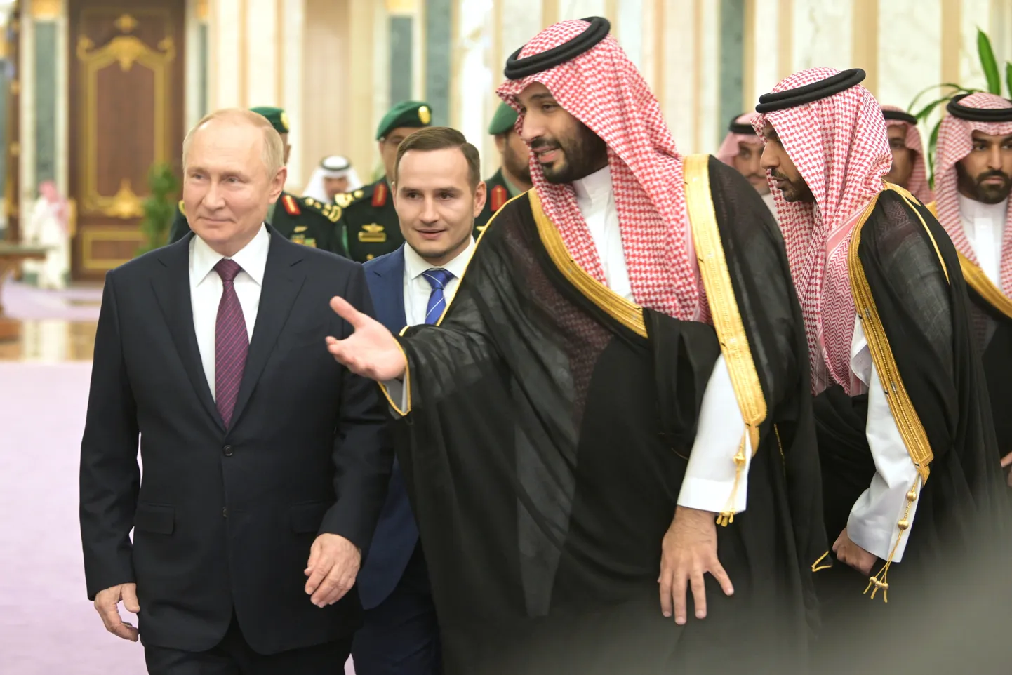 Наследный принц Саудовской Аравии Мухаммед ибн Салман Аль Сауд показывают Путину направление движения. Эр-Рияд, 6 декабря 2023 года. В июле 2024 года Эстония подпишет договор о сотрудничестве с исламской монархией.