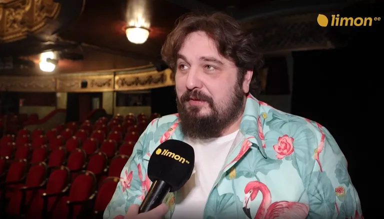 Актер Русского театра Александр Кучмезов.