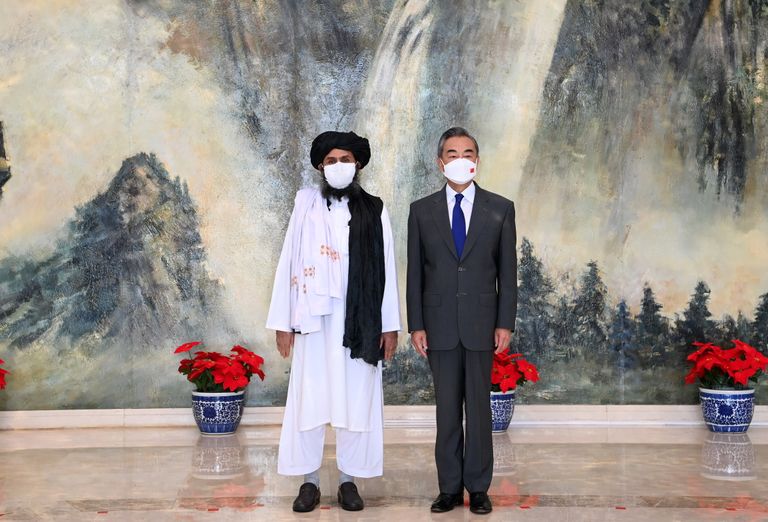 Talibani juht Abdul Ghani Baradar ja Hiina välisminister Wang Yi oma 28. juuli kohtumisel.