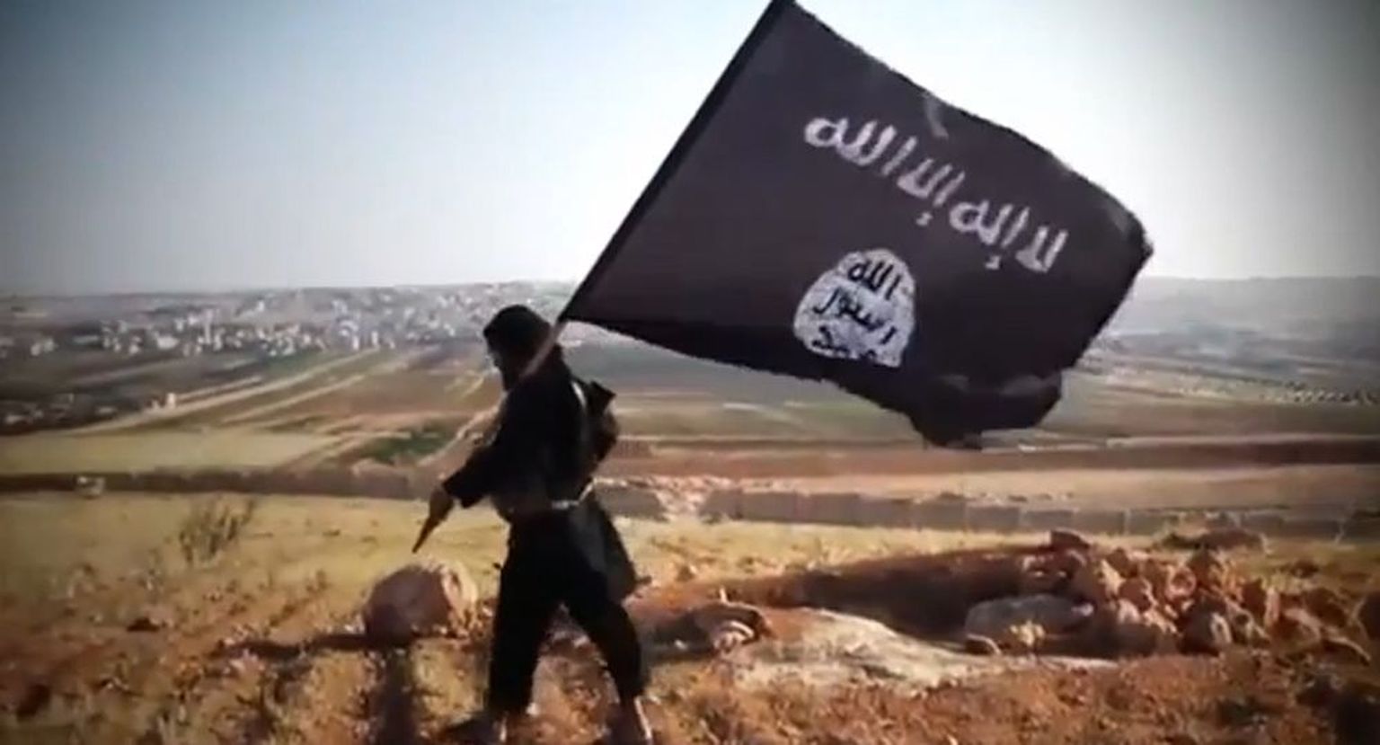Islamiriigi võitleja lipuga