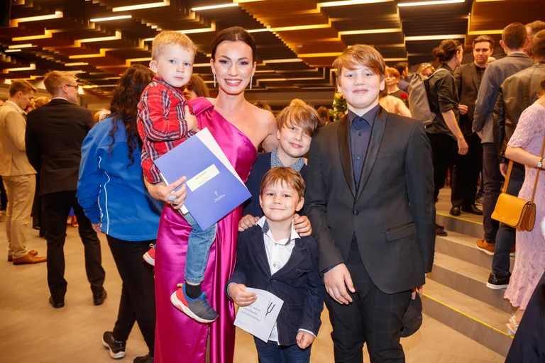 Silvia Ilves oma nelja vapra musketäriga Eesti Muusika- ja Teatriakadeemia lõpetamisel.