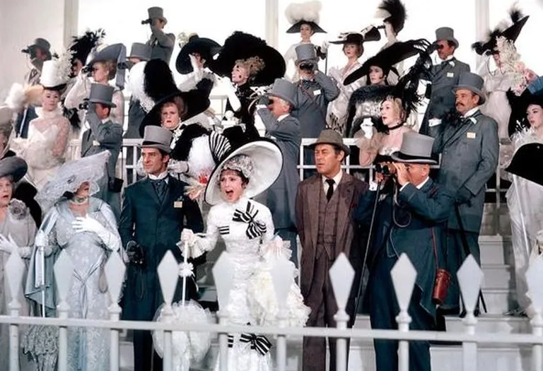 Kaader filmist «Minu veetlev leedi». Audrey Hepburn Eliza Doolittle'ina (keskel)