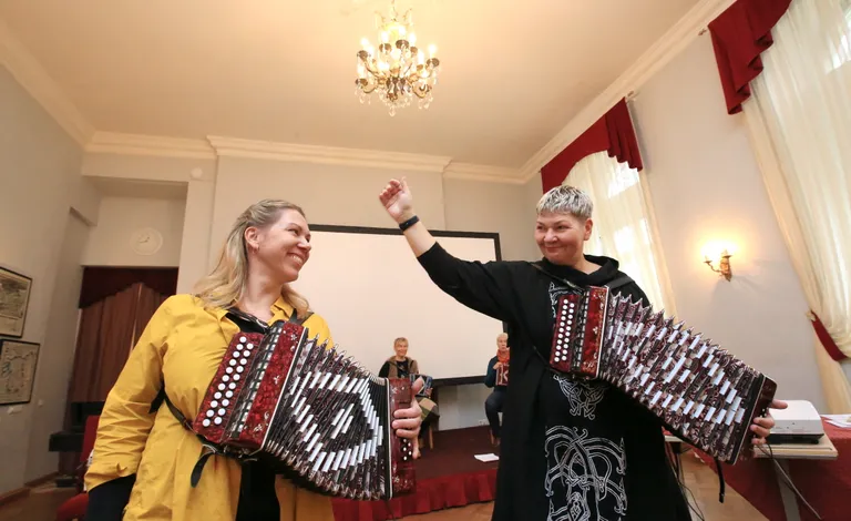 Karmoškakamraadid eesotsas Piret Ausiga (paremal).
