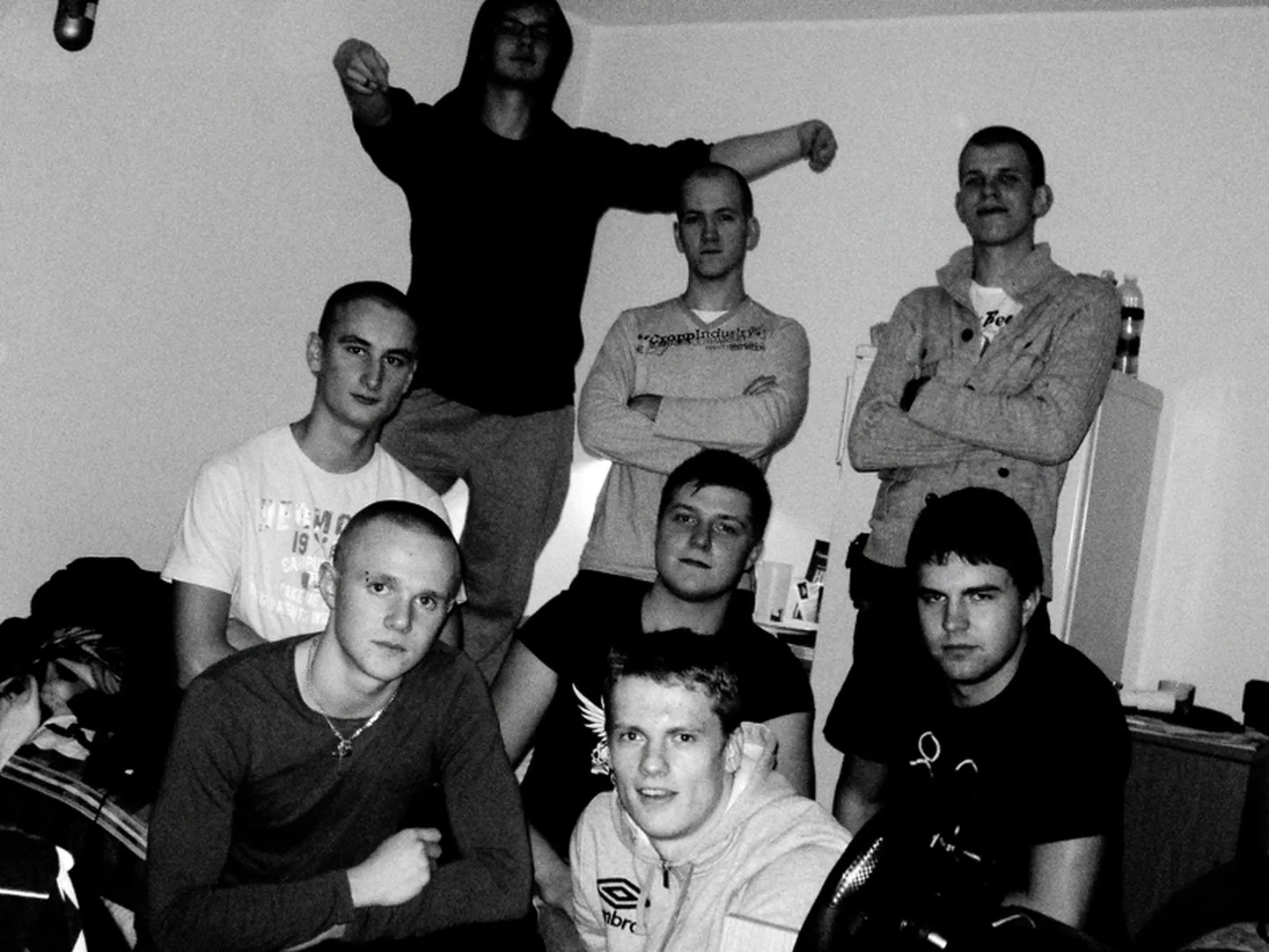 EI SUNNI KEDAGI USKUMA: Vasakult Marten Käär, Kristo Ellermaa, Vilmar Kaal, Karl Pajussaar, Kaarel Kaing, Mairo Hallik, Andri Altmäe, Ingvar Aasma ei väida, et nende kogutud asitõendid on paranormaalsed, aga ei välista ka vastupidist. Foto: erakogu