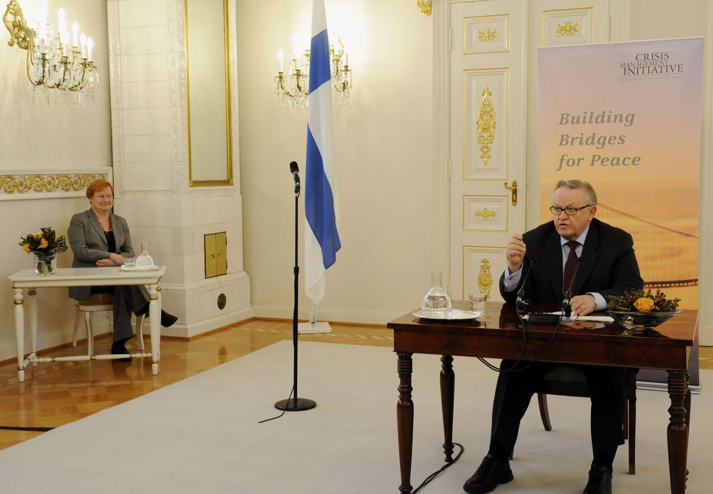 Martti Ahtisaari Soome presidendilossis toimunud pressikonverentsil 10. oktoobril. Tagaplaanil president Tarja Halonen.