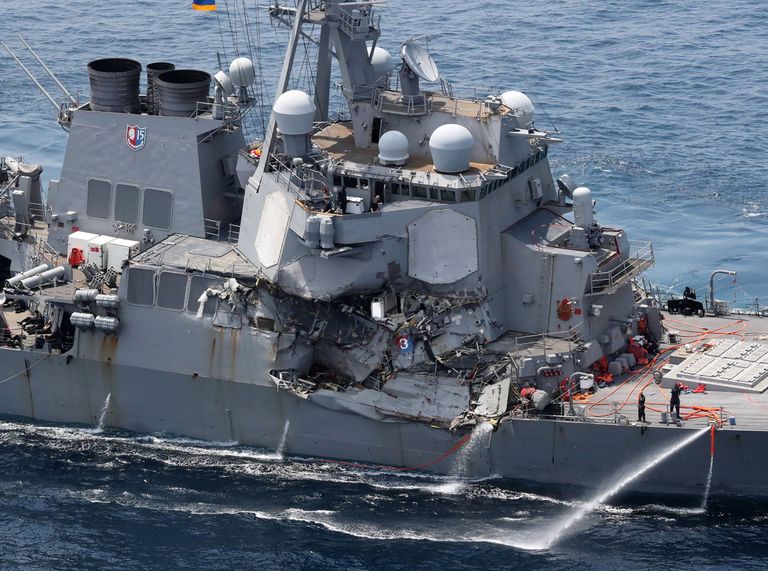 Повреждения эсминца "Фитцджеральд" после столкновения. 