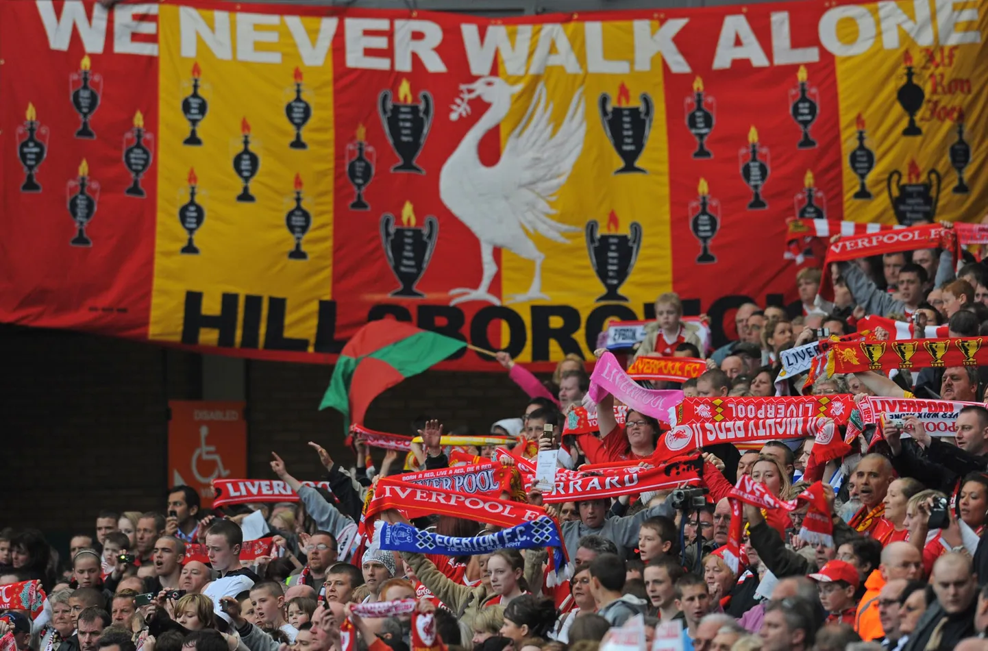 "Liverpool" fani piemin Hilsboro traģēdijā bojāgājušos.