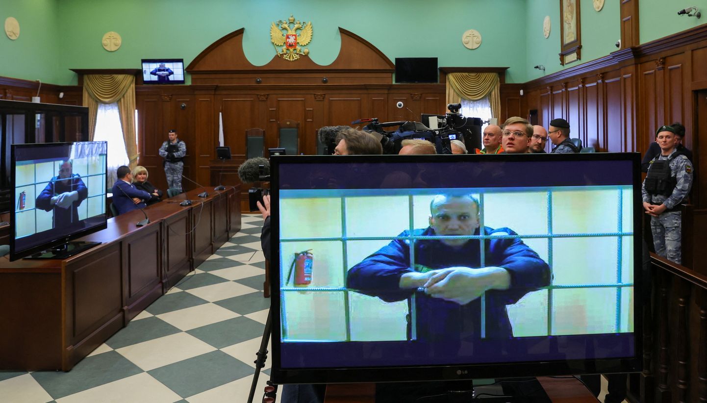 Vene opositsiooniliider Aleksei Navalnõi osalemas video teel kohtuistungil.