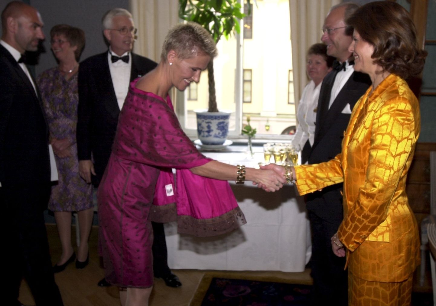 Marie Fredriksson kuningas Carl Gustafi ja kuninganna Silvia vastvõtul 2000. aastal.