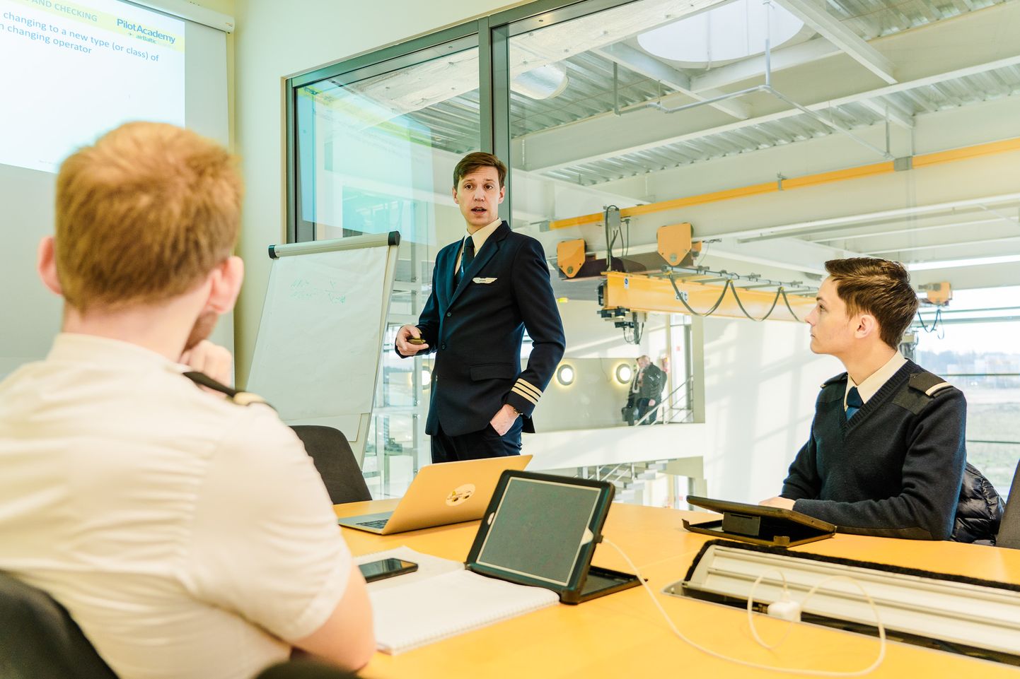No studenta par skolotāju: 10 "airBaltic" Pilotu akadēmijas absolventi kļūst par instruktoriem.