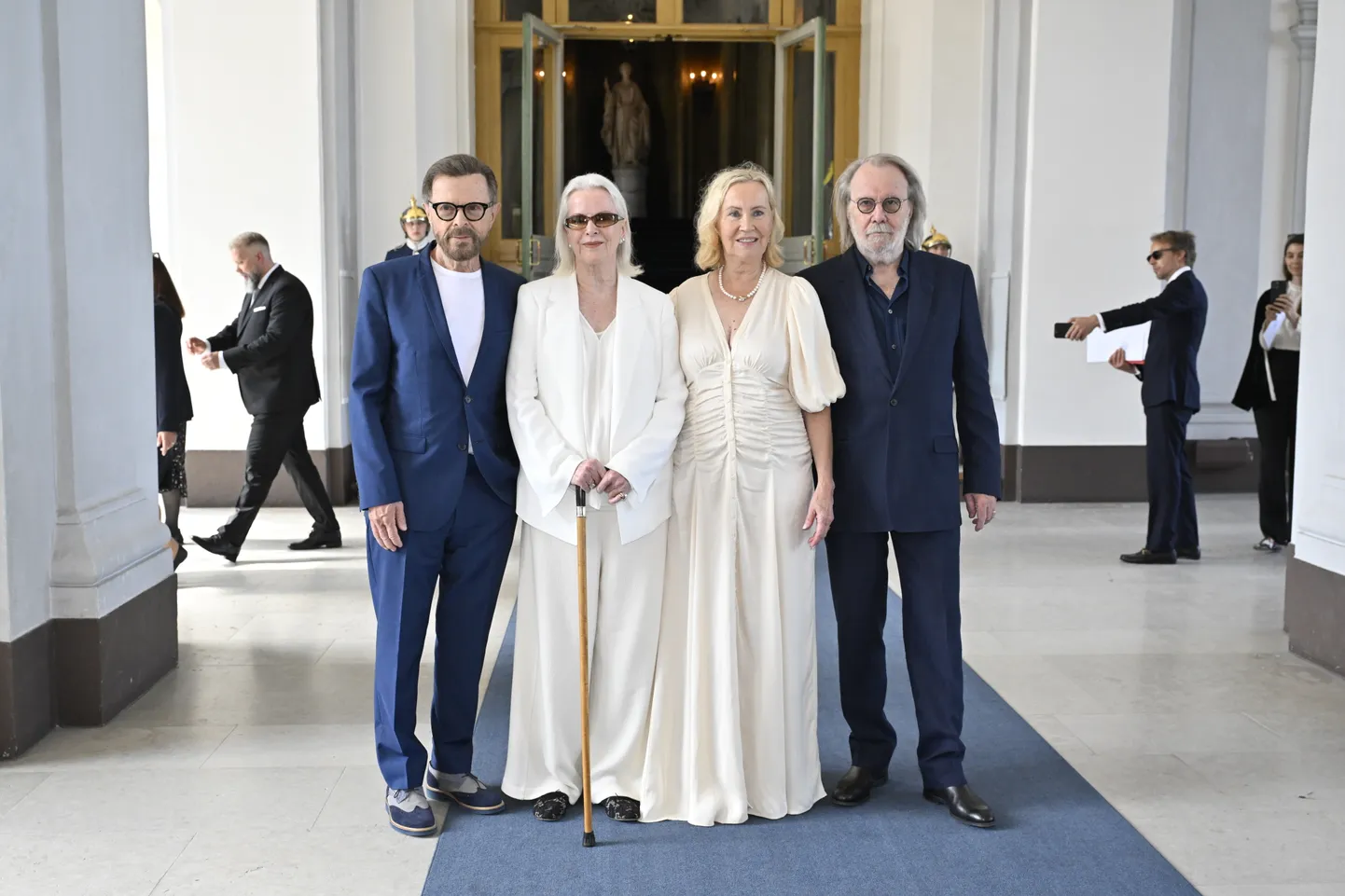 Björn Ulvaeus, Anni-Frid Lyngstad, Agnetha Fältskog ja Benny Andersson Rootsi rüütliordenit vastu võtmas.