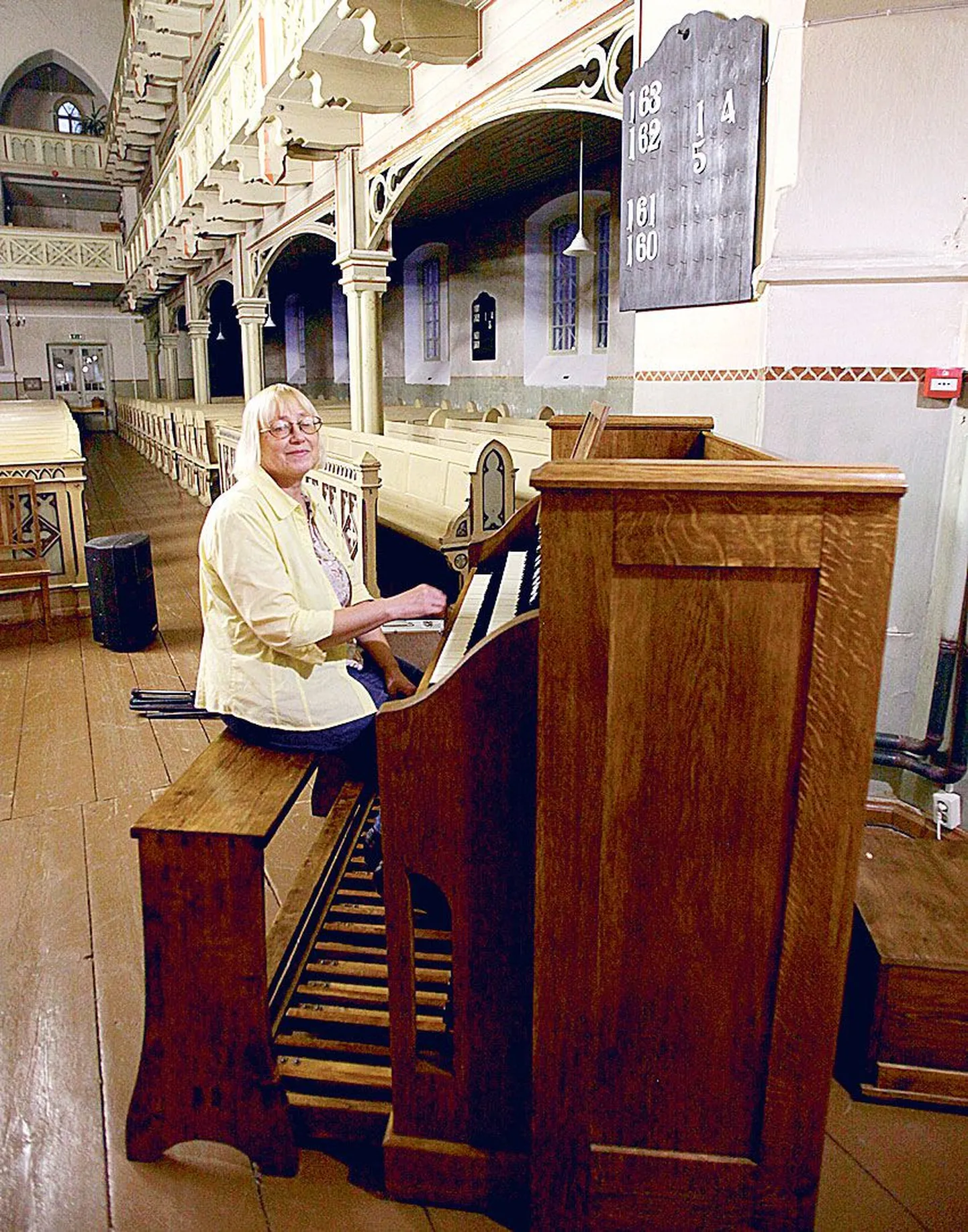 Restaureeritud harmooniumil mängib Peetri kiriku muusikatöö korraldaja Anneli Klaus.