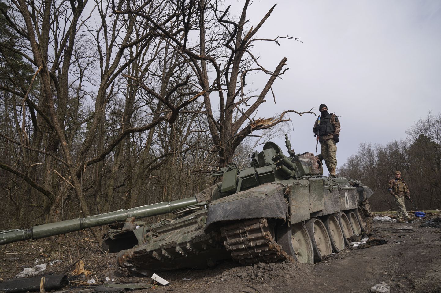 Venelaste purukslastud tank Tšernihivi regioonis.