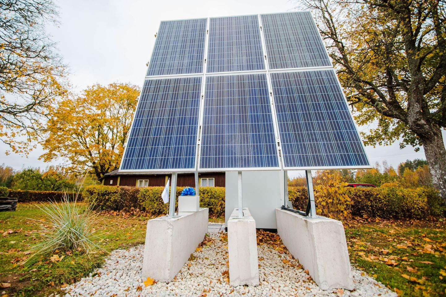 Elektrilevi alustas kolm aastat tagasi juhtmevaba päikesepaneelidel elektrijaama katsetamist neljas talus. Ettevõtte hinnangul kujunes projekt edukaks.