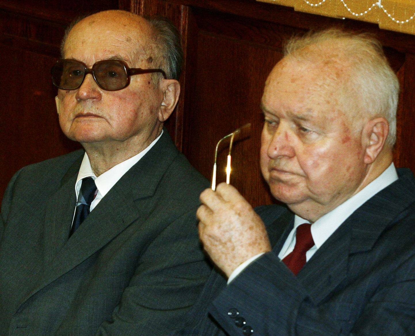Poola endine riigipea Wojciech Jaruzelski (vasakul) ja endine Poola Kommunistliku Partei esimene sekretär Stanislaw Kania kohtuprotsessil.