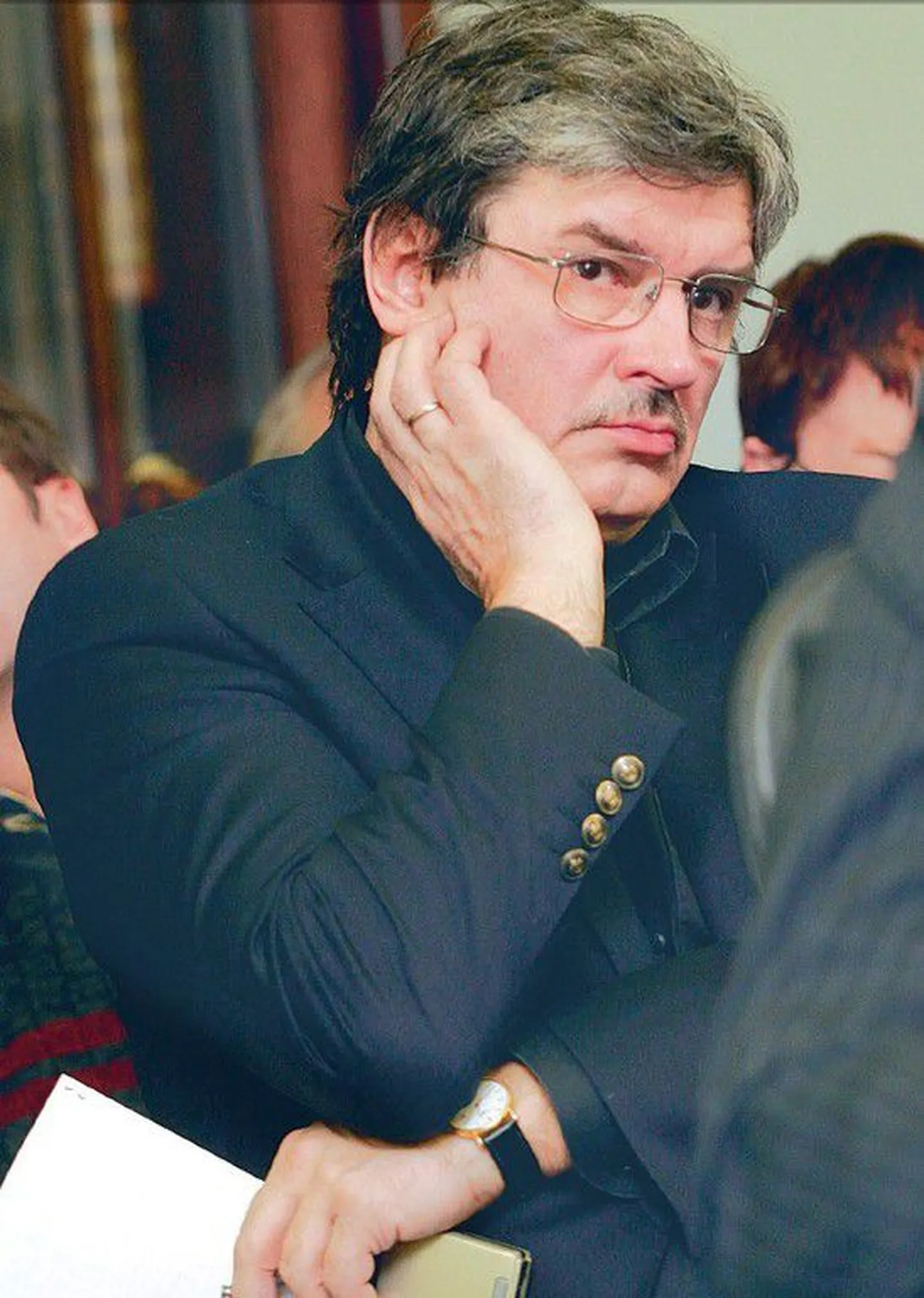 Emotsionaalse juhtimisstiili poolest tuntud endise Eesti Televisiooni peadirektori, praeguse Kalev Spordi peaprodutsendi Toomas Lepa kinnitusel oli ta juba uue telekanali uudistetoimetust juhtima asudes teadlik, et teeb seda ajutiselt kuni püsiva ja hea uudistejuhi leidmiseni.
