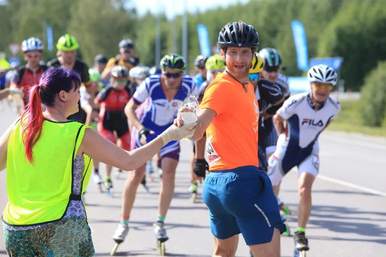 Rulluisukooli eestvedaja Tõnis Paalme läbis maratoni tagurpidi sõites.