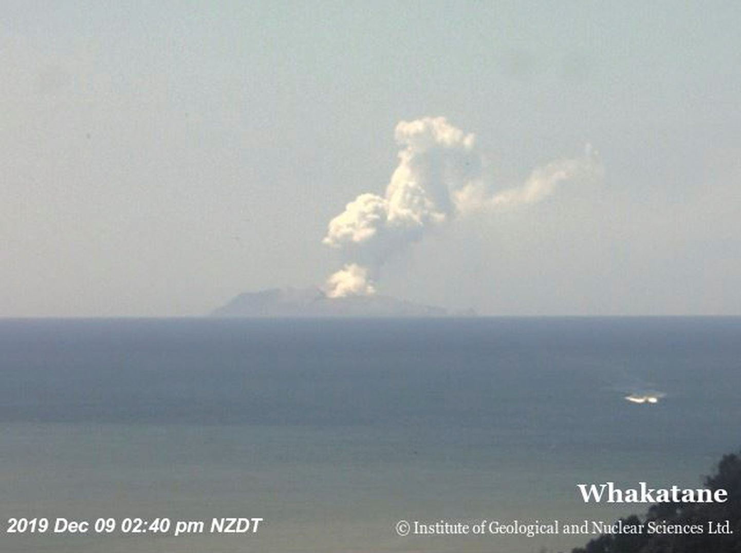 Suits tõusmas Uus-Meremaa Valgel saarel asuvast vulkaanist, mis esmaspäeval ootamatult purskama hakkas.