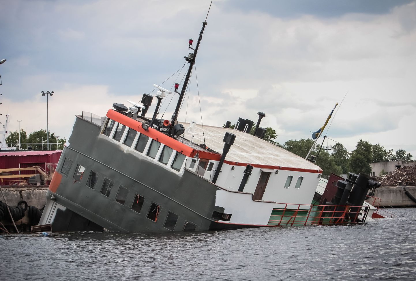 Külili vajunud parvlaev Pärnu laevatehase kai ääres.