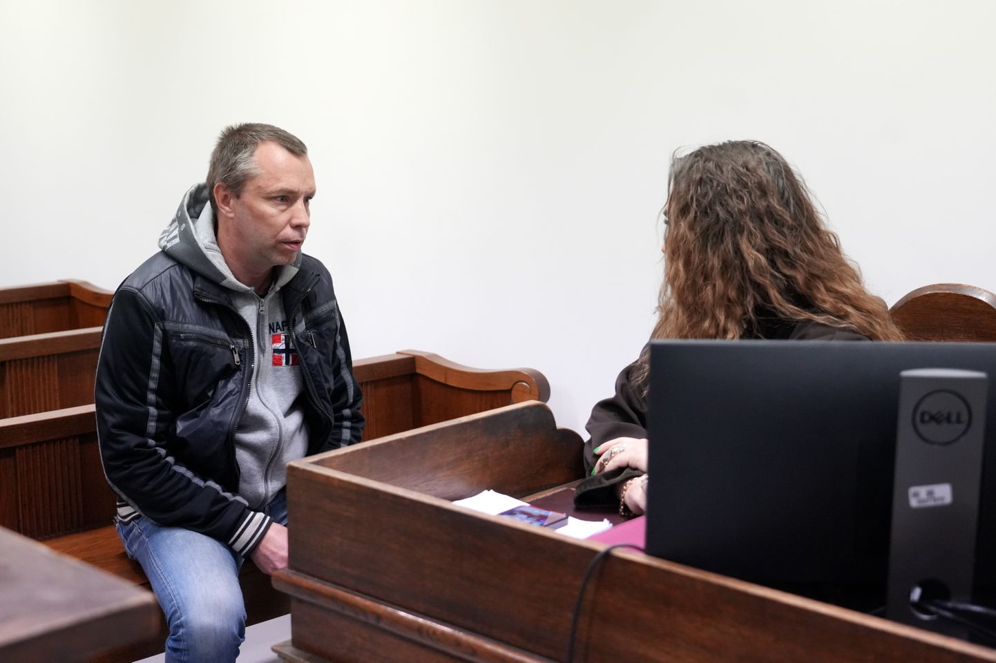 Krimināllietā apsūdzētais taksists Sergejs Sidorovs pirms tiesas sēdes Rīgas pilsētas tiesā, kurā sāks skatīt krimināllietu par spiegošanu Krievijas labā.