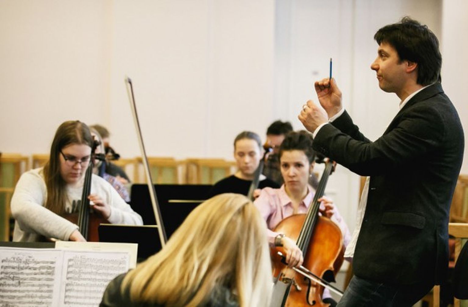 Latvijas simtgades orķestris diriģenta Kaspara Ādamsona vadībā gatavojas koncertam «Dzimuši Latvijā»