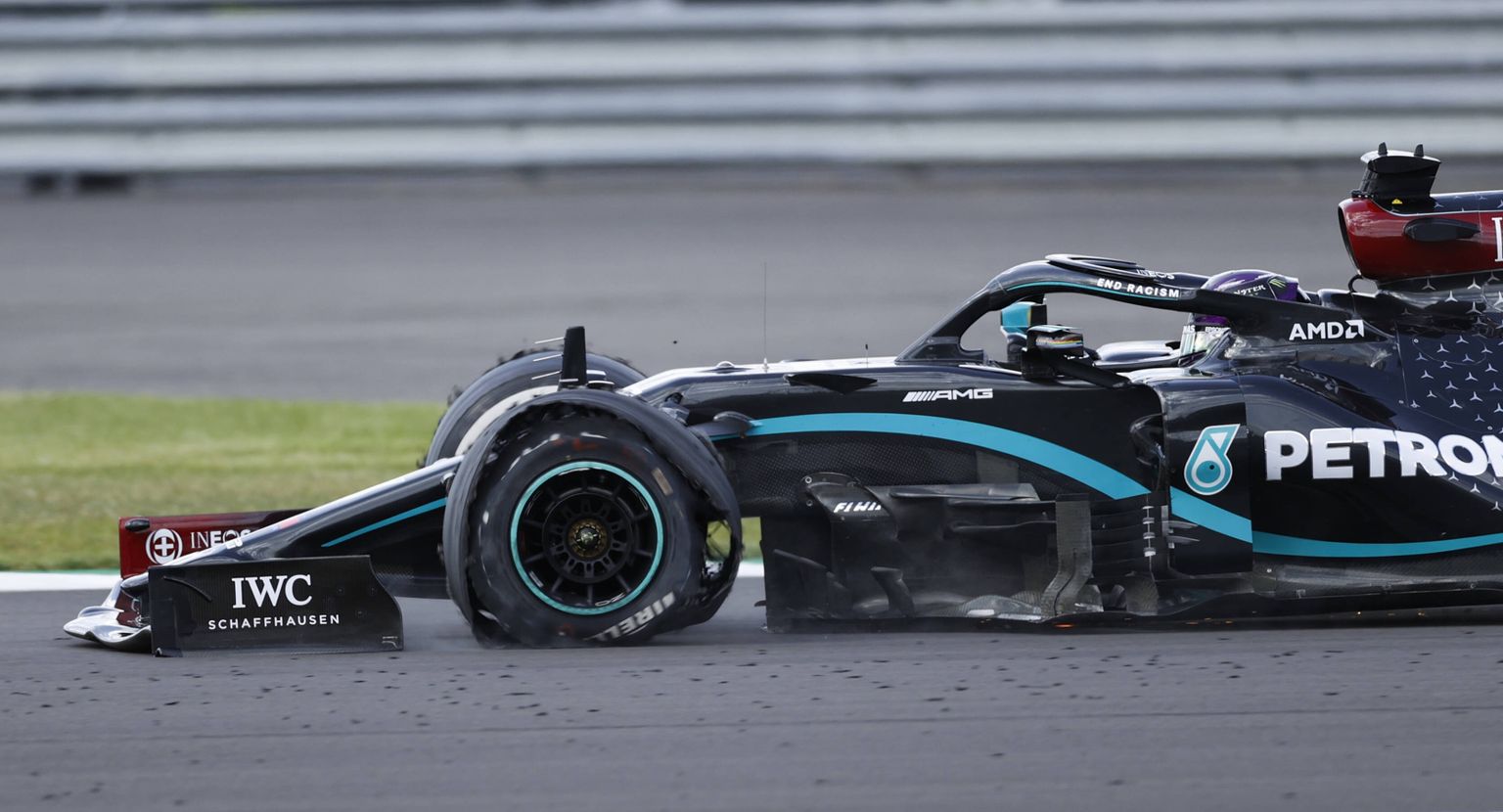 Lewis Hamilton veeres üle finišijoone purunenud rehviga.
