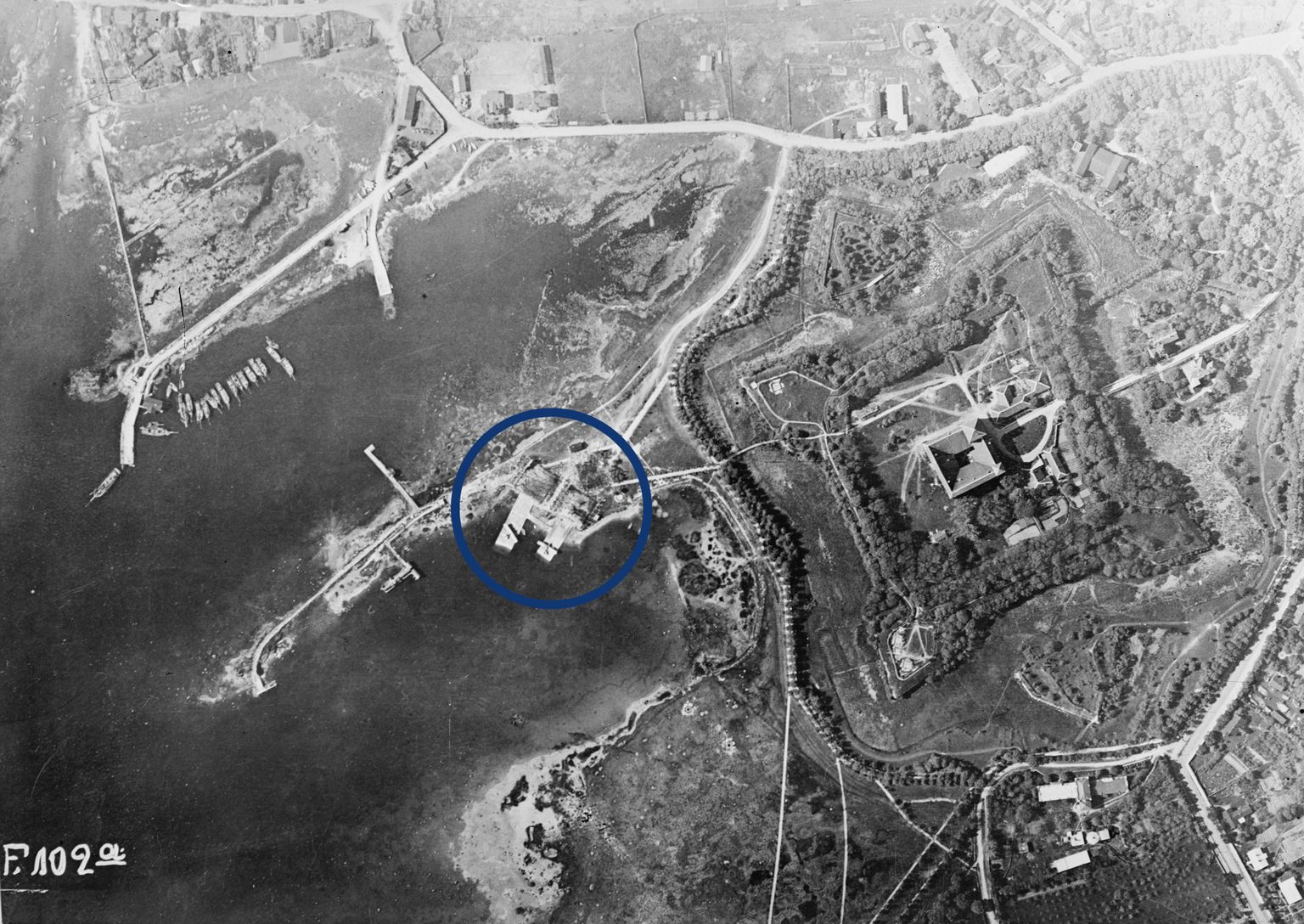 VENE AEG: Luurefoto ajal, mil Kuressaare jaamas paiknesid veel venelased. Nagu näha, siis angaarid on puruks, seega peab foto olema aastatest 1916-1917.