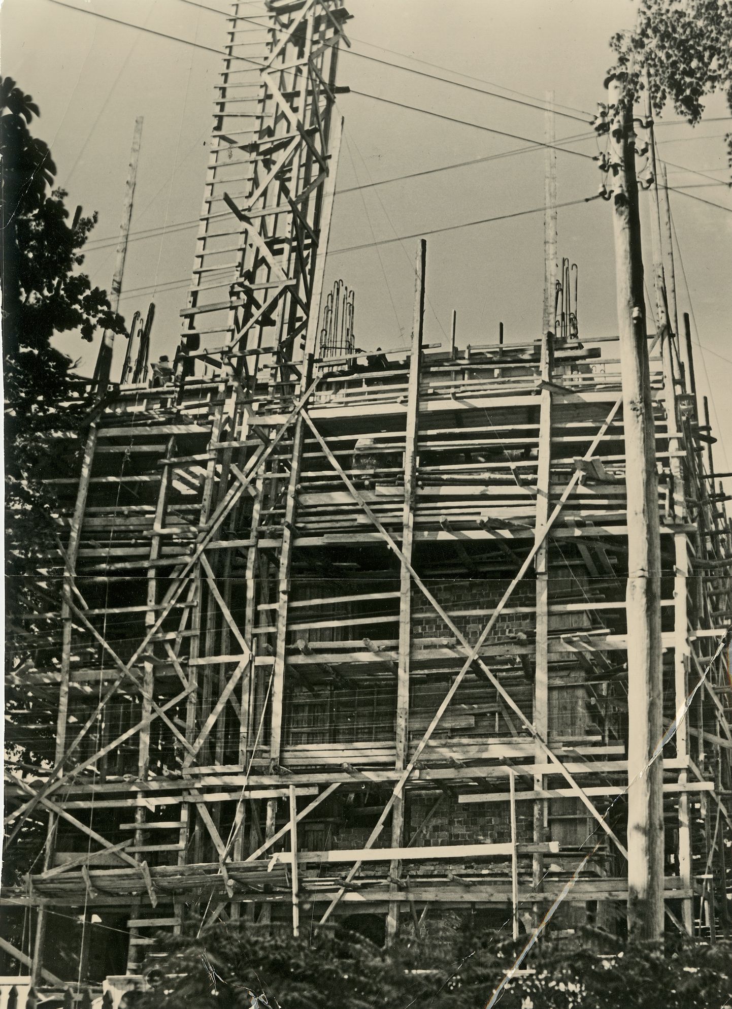 Veetorni ehitus 1940. aasta juunis. «Tartu weetagawara kirikutorni kõrgusse» allkirjastas foto Postimees.