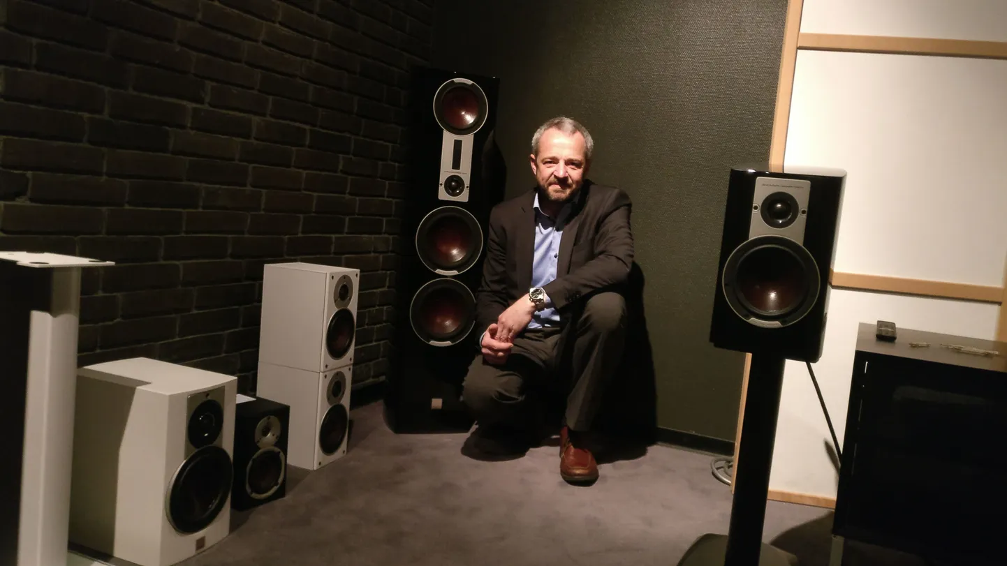 DALI peadirektor Lars Worre demonstreerib firma uhkust: Epiconi kõlareid. Endal on tal kodus muidugi need suuremad, Epicon 8. Kõlarijalal seisab sama seeria riiulivariant.