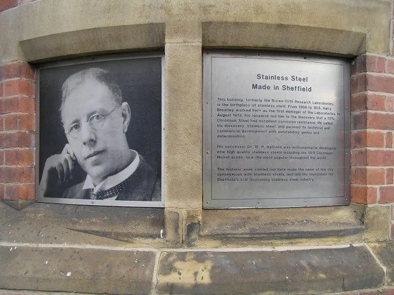 13 august 1913
Roostevabale terasele söövitatud mälestusmärk selle terasetüübi leiutajale Harry Bearleyle.