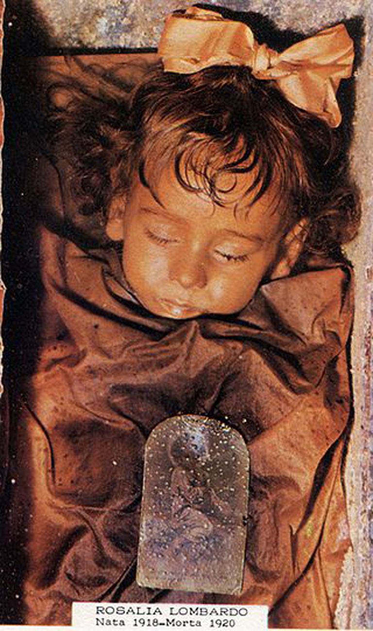 Bērna mūmija kapucīņu mūku katakombās Palermo