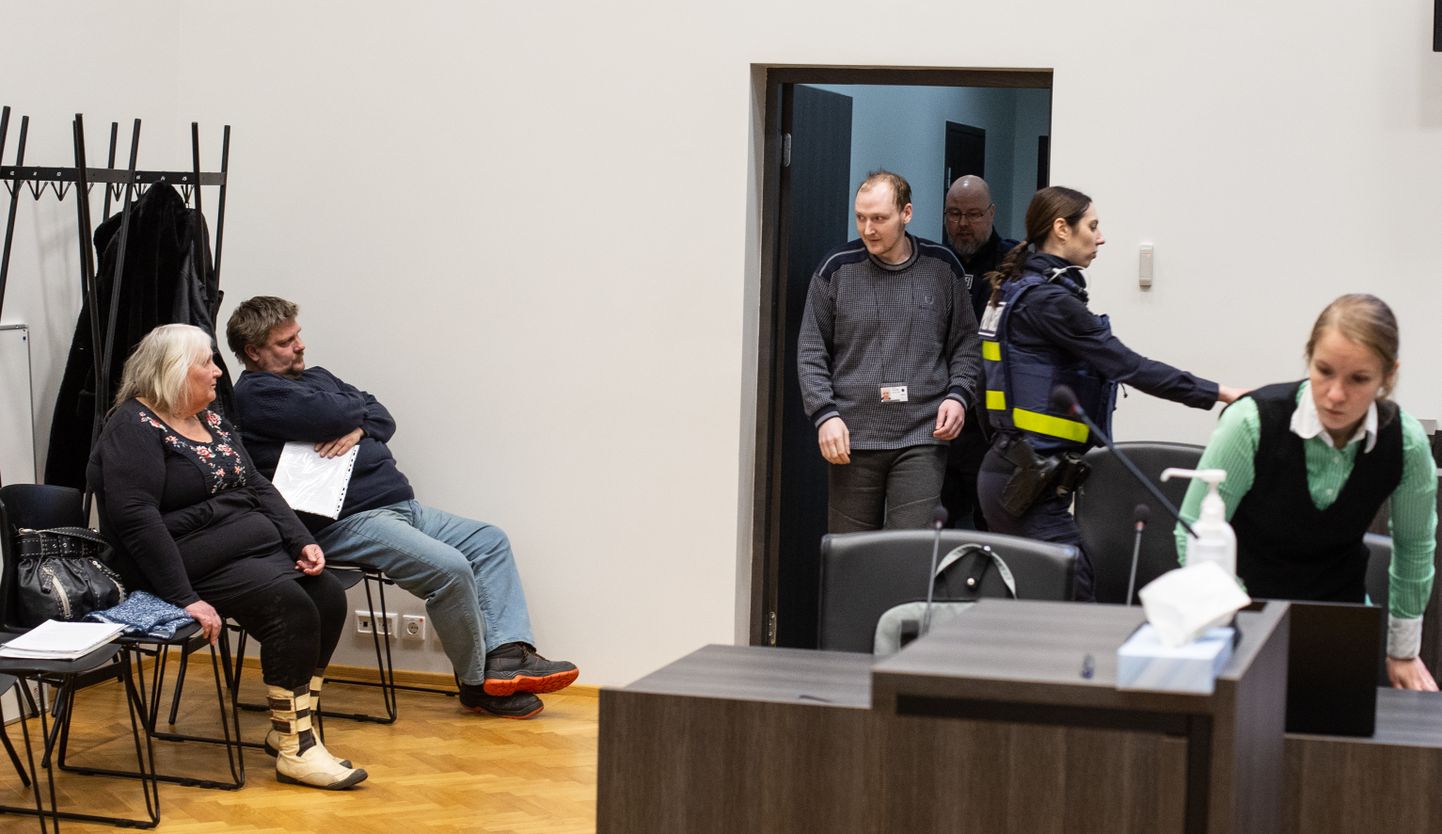 Признавшего свою вину Айво Волошина (справа) суд приговорил к семи годам тюрьмы, а Инге Пуллат (слева) - к 16 годам. Сидящий рядом с ней Андрес Пуллат понесет денежное наказание.