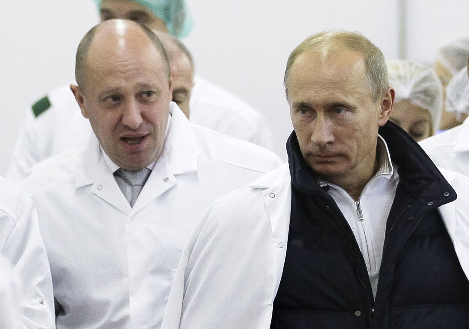 Vene ärimees Jevgeni Prigožin ja Venemaa president Vladimir Putin 20. septembril 2010 Peterburis koolieineid valmistavas tehases