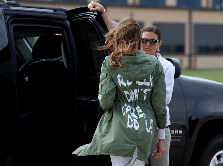 USA presidendi abikaasa Melania Trump jakis kirjaga «I really don't care do u?» («Ma tõesti ei hooli, aga sina?») Washingtonis pärast Texase visiidilt naasmist.