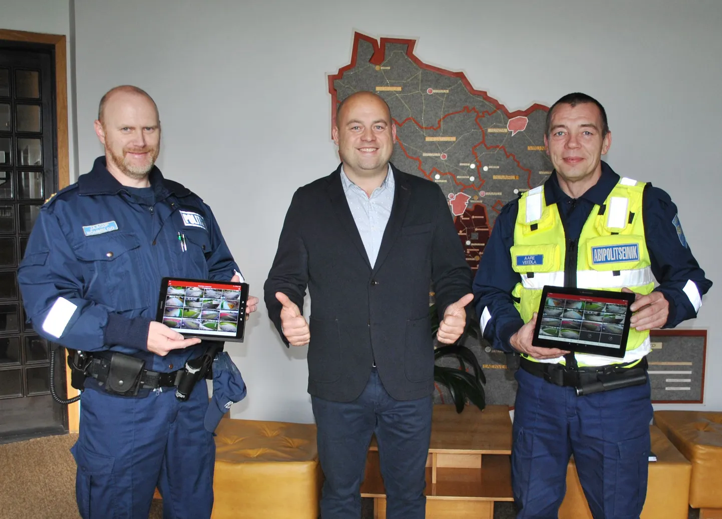 Piirkonnapolitseinik Jaagup Nõmmeloo, Vinni vallavanem Rauno Võrno ja abipolitseinik Aare Veedla.