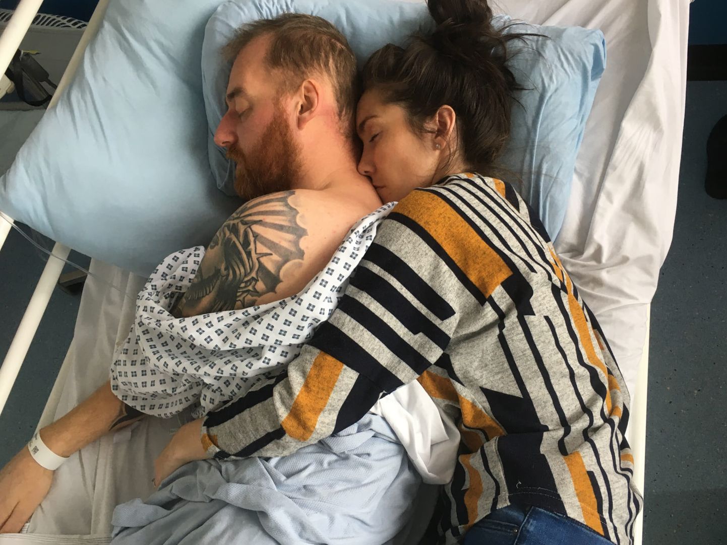 Lauren koos oma abikaasa Chrisiga haiglas.
