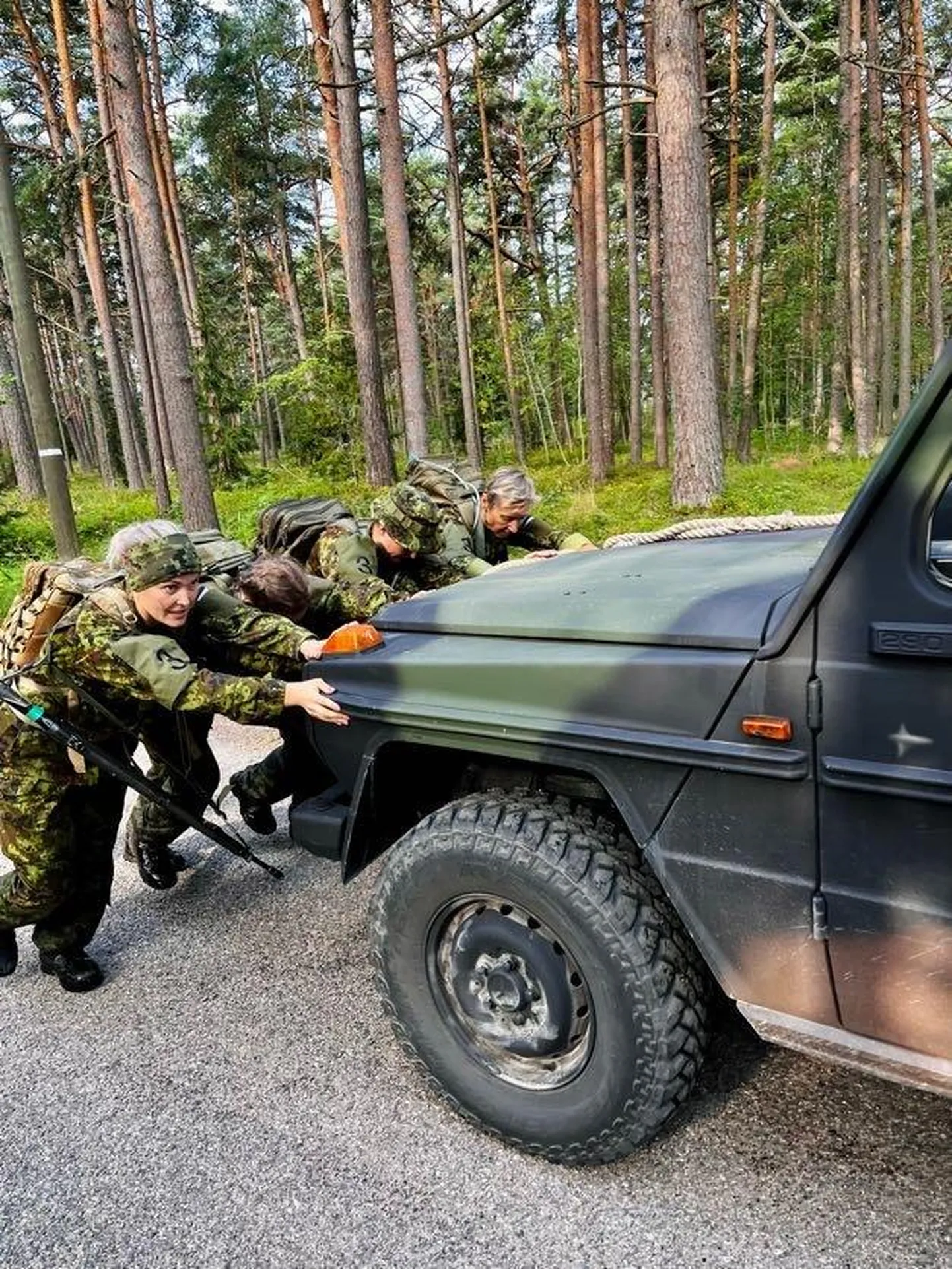 Naiskodukaitse tänavune koormusmatk keskendus füüsilisele vastupidavusele ning tartlannad Kristi Loit (vasakult), Kerli Prants, Silja Möllits ja Maret Meriste näitasid, et on parimas vormis ning tõid Tartu ringkonnale esikoha.