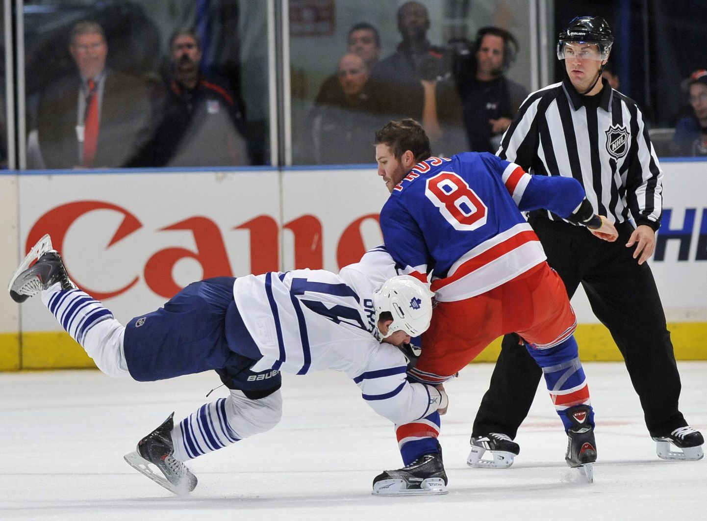 Toronto Maple Leafs'i mängija Mike Brown ja New York Rangersi Brandon Prust (8) lasid rusikad käiku.