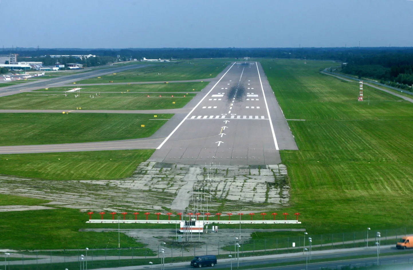 Взлетно-посадочная полоса таллиннского аэропорта.