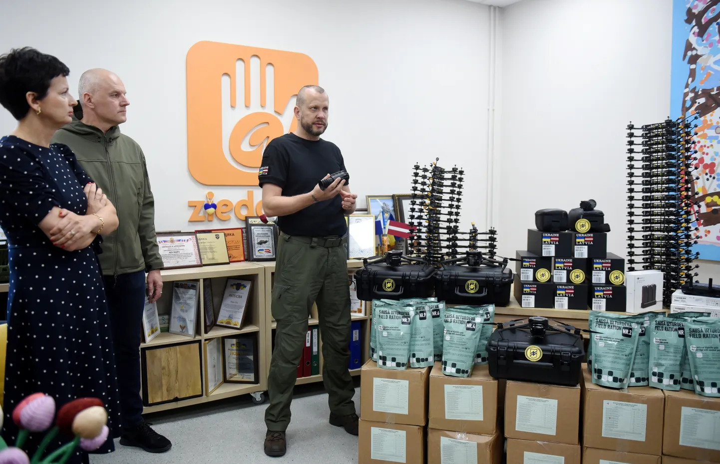 "Ziedot.lv" vadītāja Rūta Dimanta, "Support AZOV Latvia" pārstāvis Kārlis Krastiņš un "Support AZOV Latvia" Guntars Jansons piedalās pasākumā, kurā "Ziedot.lv" kopā ar "Support AZOV Latvia" nogādā sūtījumu Ukrainas AZOV 12. speciālo uzdevumu brigādei, kas iegādāta par Latvijas iedzīvotāju un uzņēmumu ziedojumiem.