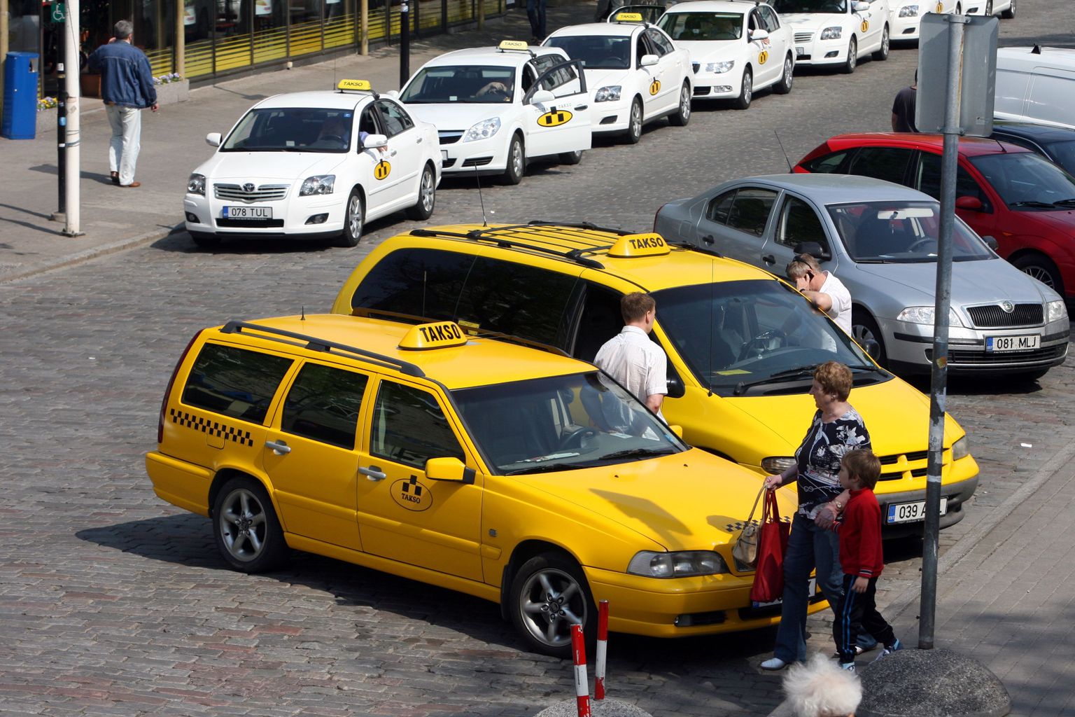 Taksod Viru tänaval.