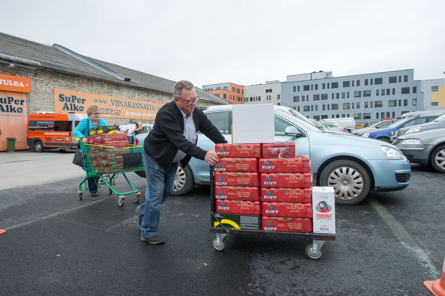 Soome turistid ostavad enne laevaleminekut kastidega alkoholi kaasa.