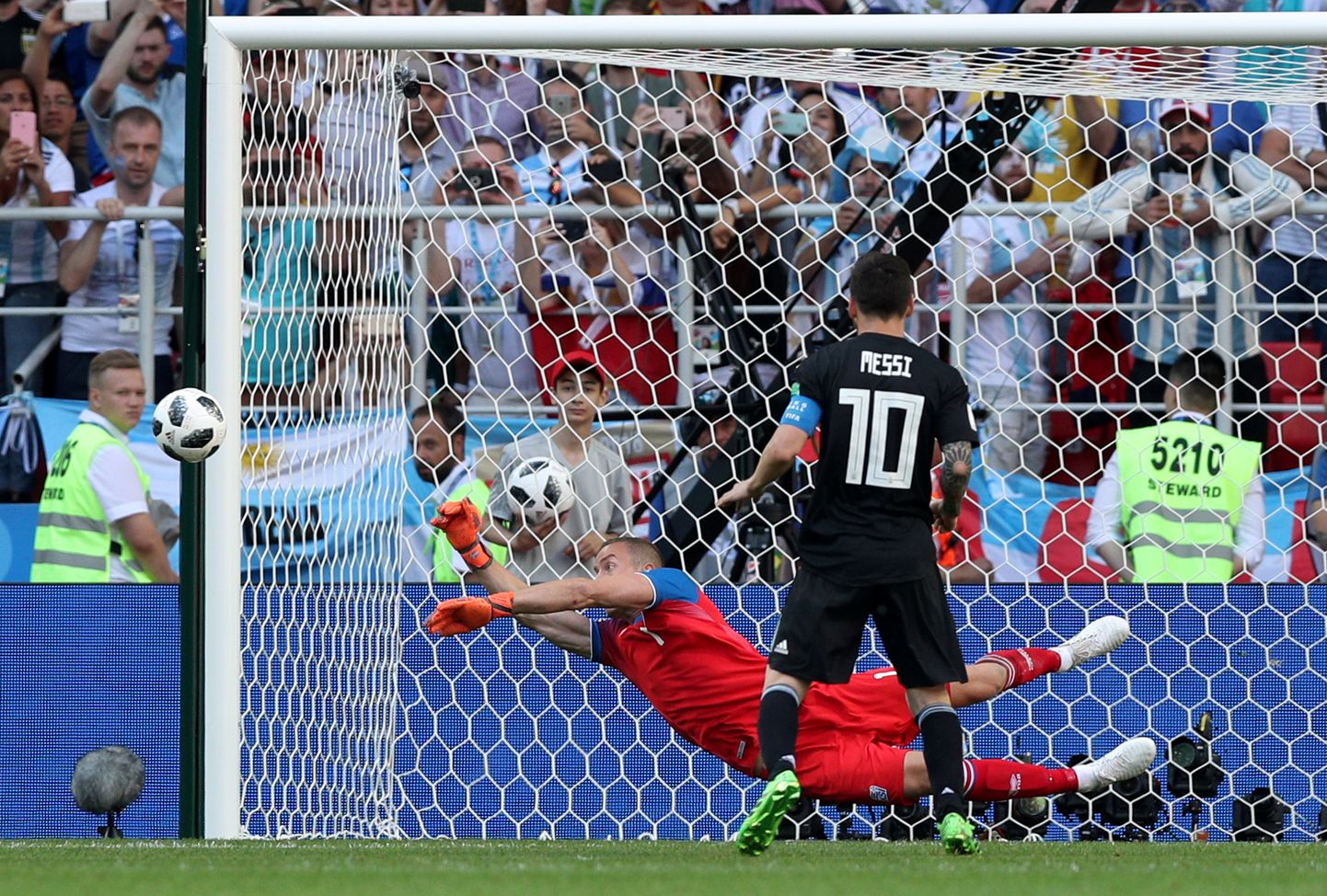 Islandi väravavaht Hannes Halldorsson tõrjus Argentina tähe Lionel Messi penalti ja päästis Islandile viigipunkti.