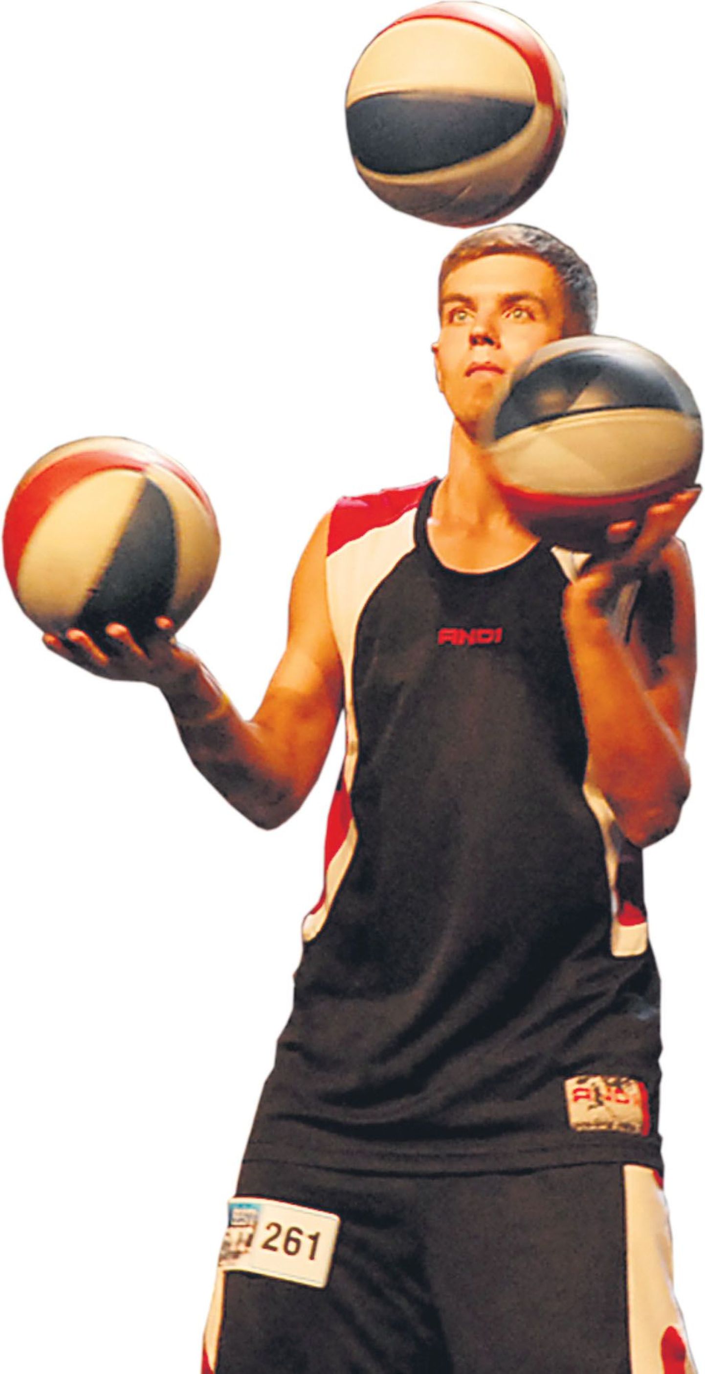 Spordihallis näitab korvpallitrikke Roman Fedorenko.