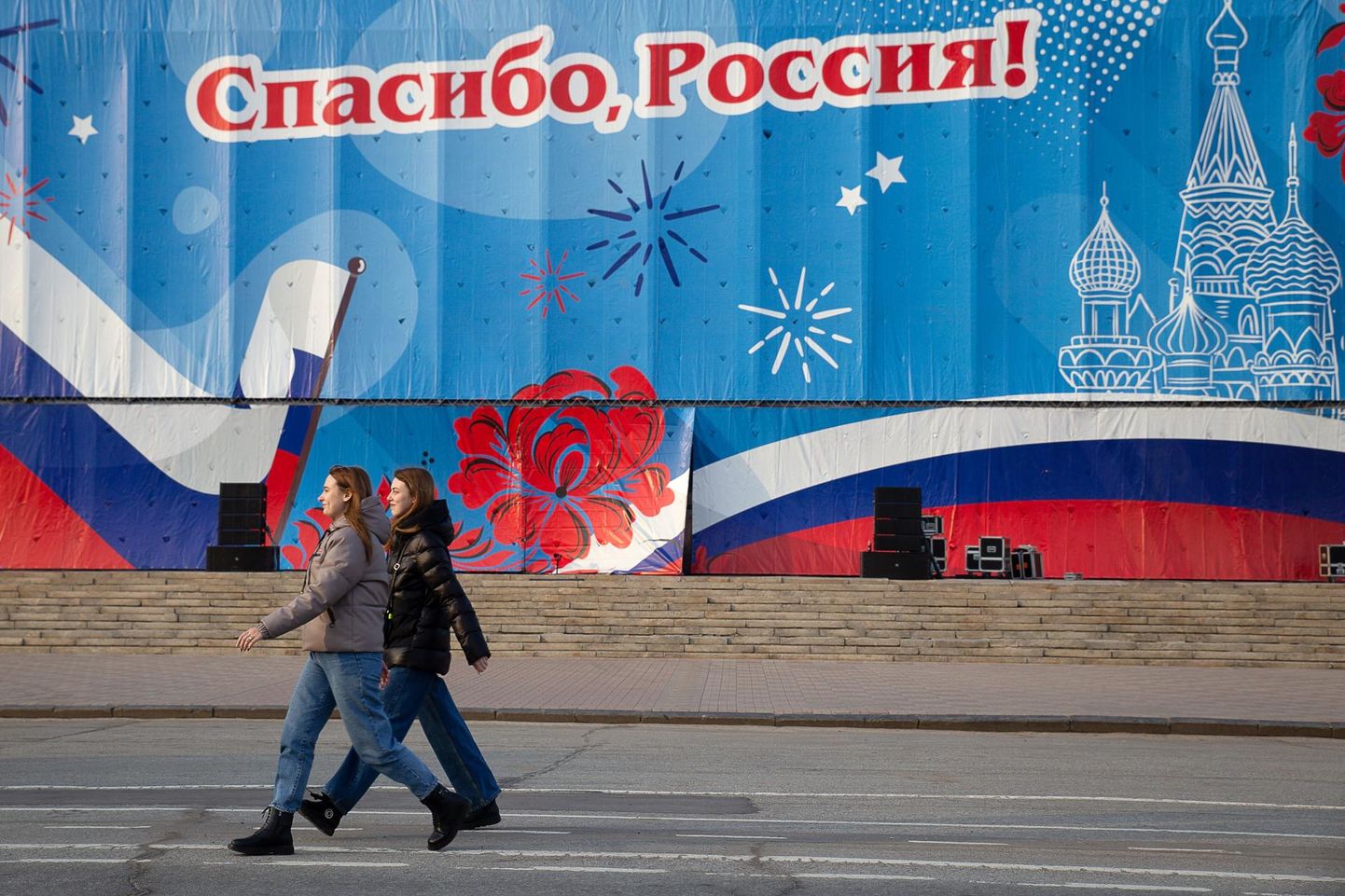 Inimesed Ukrainalt okupeeritud Luganski linnas eile möödumas plakatist, millega tänatakse Venemaad. 