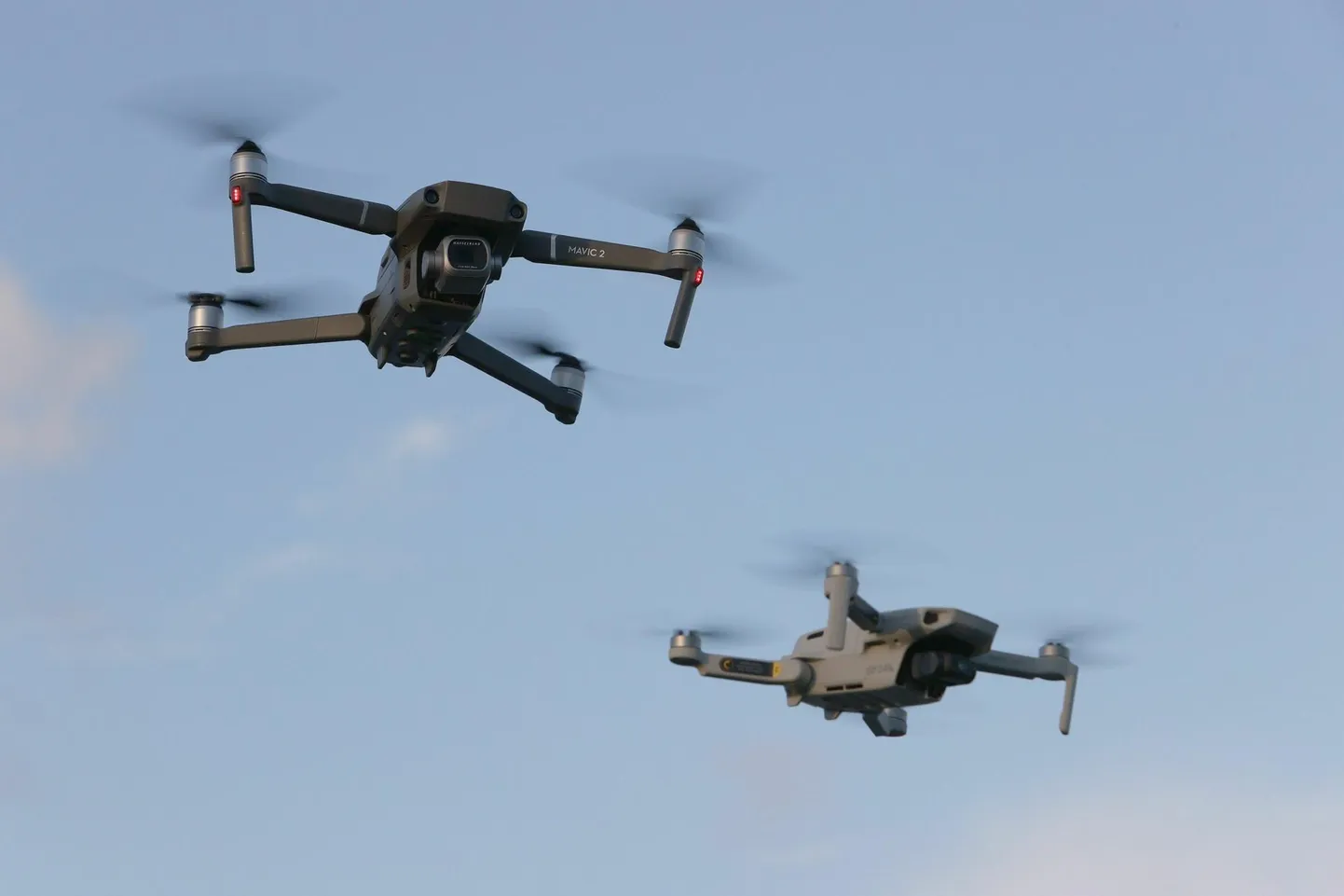 Idapiiri lähistel on droonilennutajad sattunud olukorda, kus igasugune ühendus lennumasinaga katkeb ning droon lendab omasoodu teadmata suunas minema.