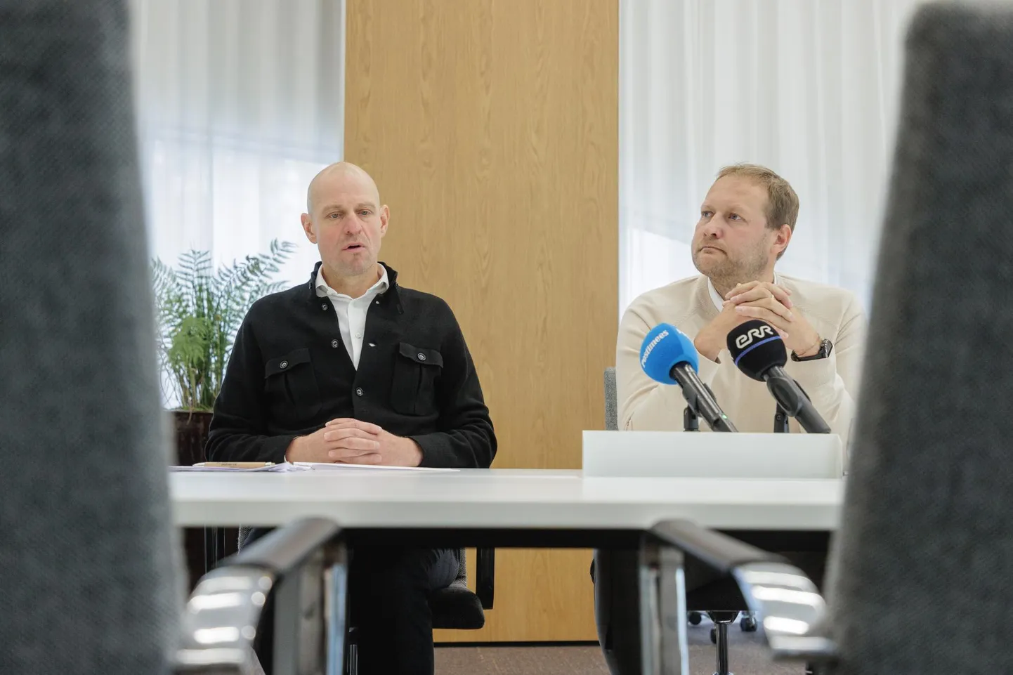 Eleringi juht Taavi Veskimägi (vasakul) ja majandus- ja kommunikatsiooniministeeriumi energeetika asekantsler Timo Tatar eilsel pressikonverentsil, kus räägiti elektrisüsteemide toimivusest Venemaa vaenutegevuse taustal.