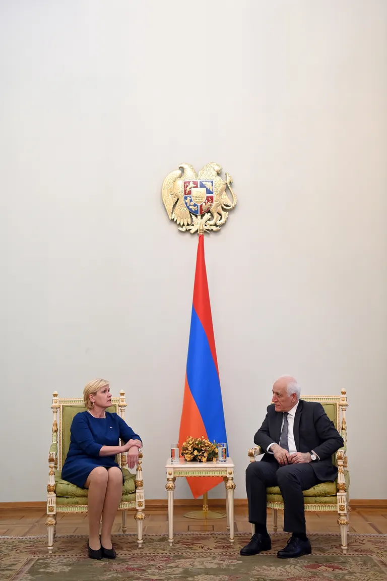 Eesti uus suursaadik Armeenias Marge Mardisalu-Kahar andis kolmapäeval Jerevanis Armeenia presidendile Vahagn Hatšaturjanile üle oma volikirja.